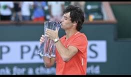 El estadounidense Taylor Fritz besa su primer trofeo ATP Masters 1000 en el BNP Paribas Open de Indian Wells.
