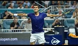Carlos Alcaraz mira a su banquillo, después de la victoria en el Miami Open presented by Itaú.