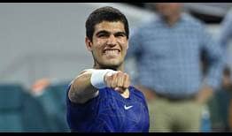 Carlos Alcaraz señala a su banquillo, después de conquistar el ATP Masters 1000 de Miami.