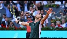 Carlos Alcaraz disfruta del momento después de su victoria en semifinales sobre Novak Djokovic en Madrid.