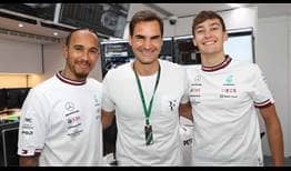 Roger Federer se encuentra con Lewis Hamilton y George Russell durante la clasificación para el Gran Premio de España en Barcelona el sábado.