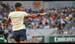 Carlos Alcaraz defeats Juan Ignacio Londero in straight sets to reach the second round at Roland Garros for the second consecutive year.