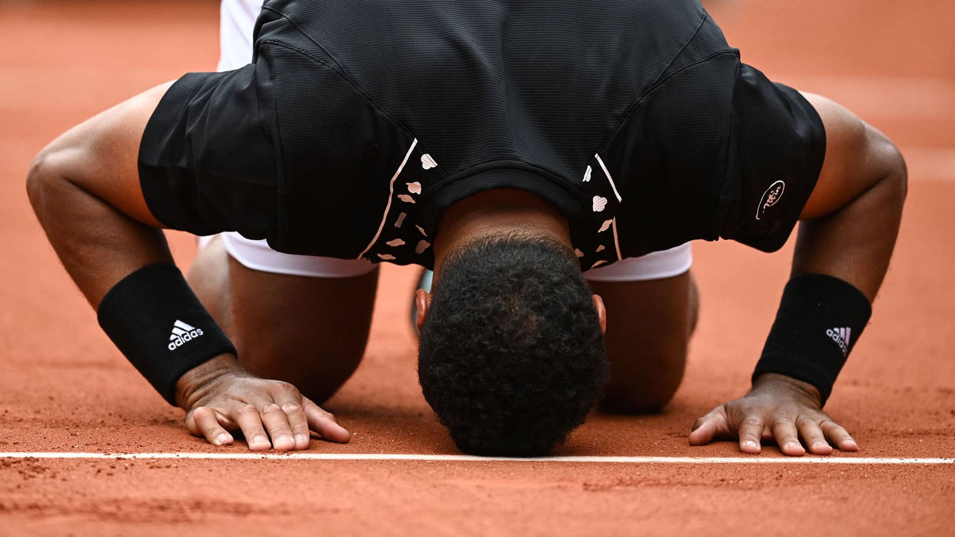 <a href='https://www.atptour.com/en/players/jo-wilfried-tsonga/t786/overview'>Jo-Wilfried Tsonga</a> kneels to the ground after concluding his career at <a href='https://www.atptour.com/en/tournaments/roland-garros/520/overview'>Roland Garros</a>.