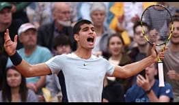 Carlos Alcaraz celebra su victoria sobre Albert Ramos en cinco mangas en la segunda ronda de Roland Garros 2022.