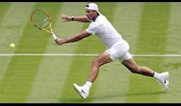 Rafael Nadal, quien será el segundo sembrado en Wimbledon, practicó el jueves en la cancha central.