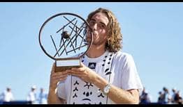 Stefanos Tsitsipas besa el trofeo de campeón en el Mallorca Championships.