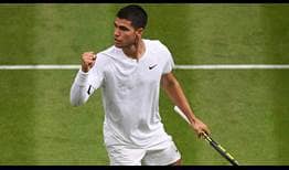 Carlos Alcaraz supera a Jan-Lennard Struff para alcanzar la segunda ronda en Wimbledon.