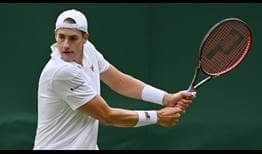 John Isner remonta a Enzo Couacaud para avanzar a la segunda ronda de Wimbledon.