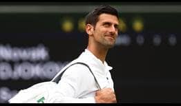 Novak Djokovic llega a la cancha central para su partido de primera ronda contra Soonwoo Kwon en Wimbledon el lunes.