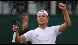 Tim van Rijthoven celebra su victoria ante Nikoloz Basilashvili en la tercera ronda de Wimbledon.