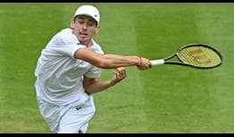 Alex de Miñaur supera al invitado británico Liam Broady para alcanzar la cuarta ronda de Wimbledon.