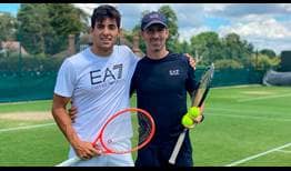 Cristian Garín, junto a su entrenador Pepe Vendrell, en un entrenamiento en Wimbledon.