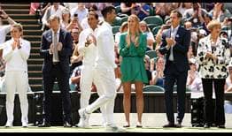 El resto de campeones recibe entre aplausos a Novak Djokovic, seis veces ganador de Wimbledon.