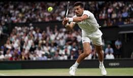 Novak Djokovic extends his Wimbledon win streak to 25 matches to reach the quarter-finals.