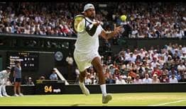 Nick Kyrgios conecta una derecha ante Brandon Nakashima en Wimbledon.