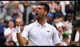 Novak Djokovic celebra su remontada ante Jannik Sinner en los cuartos de final de Wimbledon.