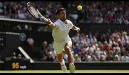 Novak Djokovic luchando contra Jannik Sinner, el martes en Wimbledon.