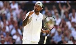 Nick Kyrgios celebra un punto ante Novak Djokovic en la final de Wimbledon.