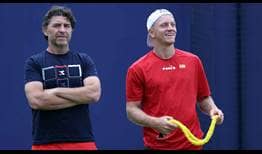 Alejandro Davidovich Fokina, junto a su entrenador Jorge Aguirre, durante la gira sobre hierba el pasado mes de junio.