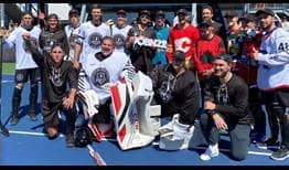 Las estrellas de la ATP y la NHL posan para una foto grupal después de un divertido partido de hockey, el sábado en Montreal.