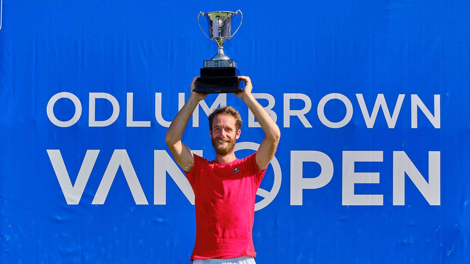 Constant Lestienne lifts his third Challenger trophy of 2022.