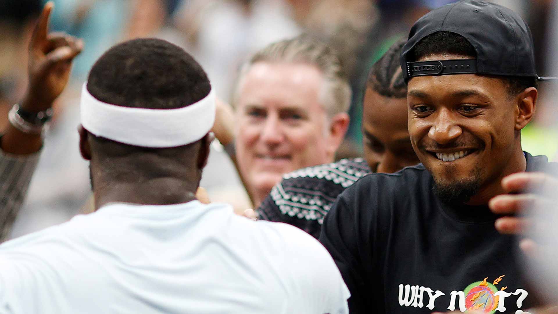 Bradley Beal felicita a Frances Tiafoe tras su victoria en cuartos de final del US Open ante Andrey Rublev.