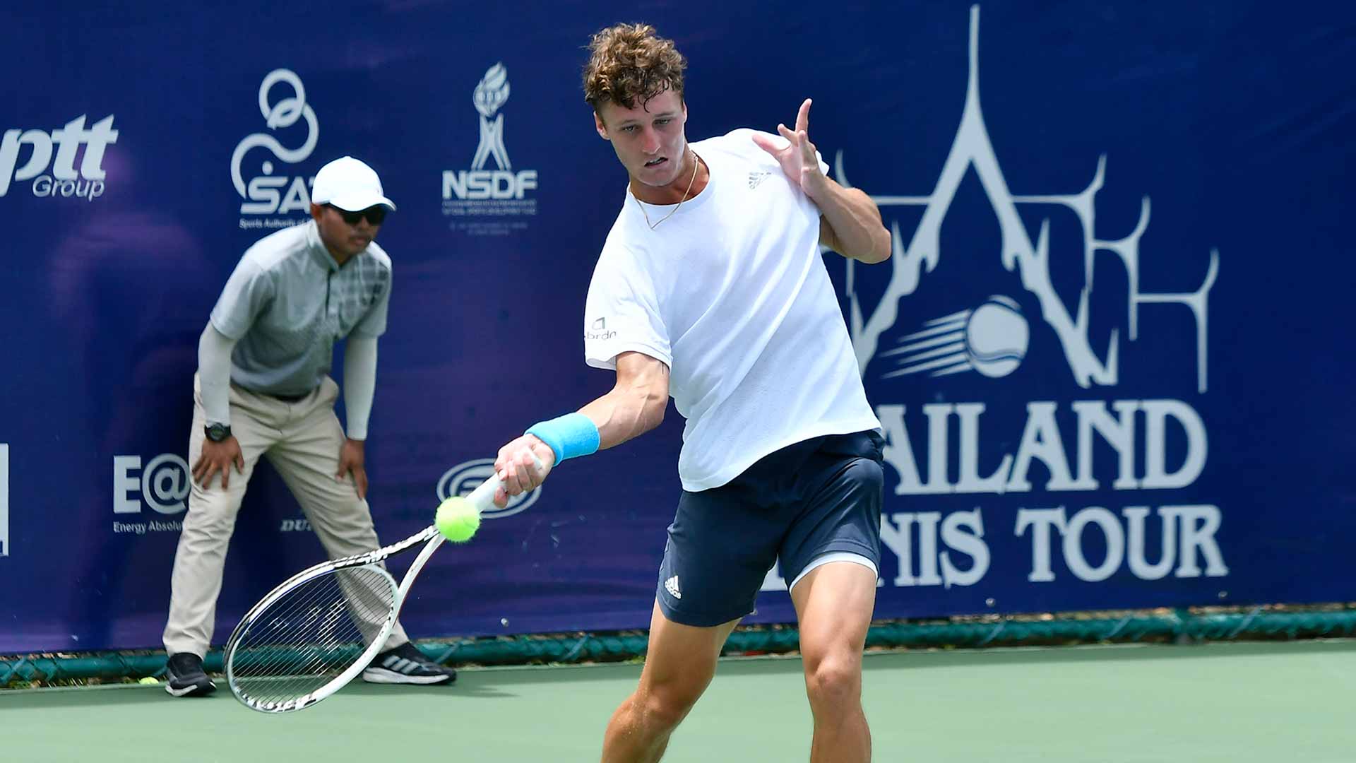 <a href='https://www.atptour.com/en/players/stuart-parker/p0bk/overview'>Stuart Parker</a> in action during the Bangkok Open-3 final.