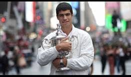 Carlos Alcaraz celebra su primer título de Grand Slam en Times Square.