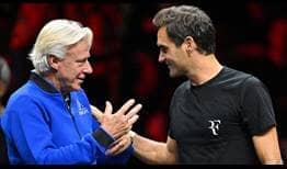 Bjorn Borg y Roger Federer conversan durante un entrenamiento en la Laver Cup de Londres.