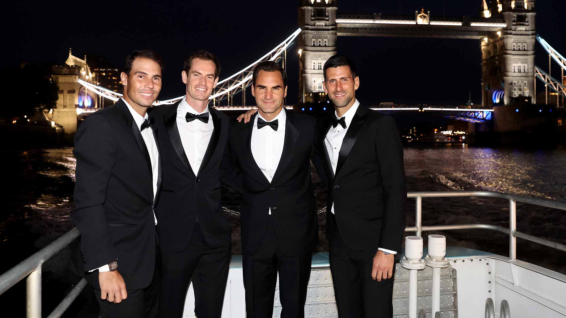 Rafael Nadal, Andy Murray, Roger Federer y Novak Djokovic posan para la foto este jueves en el Río Támesis.