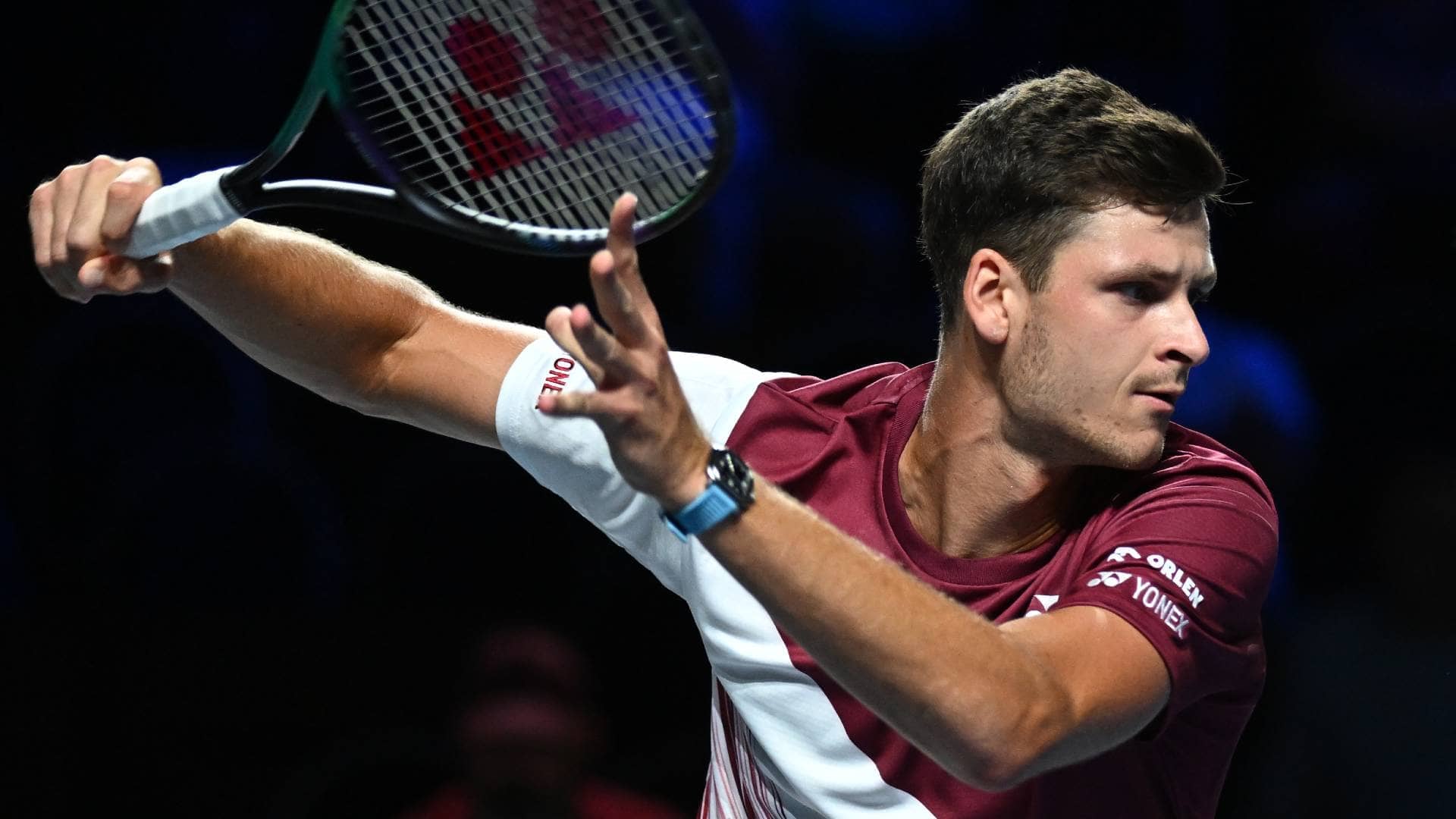 Hubert Hurkacz wins the final 14 points of his quarter-final match in Metz.