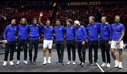 Roger Federer se despide de los aficionados en The O2 junto a los miembros del Team Europa.