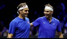 Roger Federer y Rafael Nadal sonríen durante su partido de dobles en la Laver Cup de Londres.