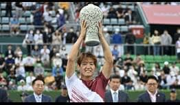 Yoshihito Nishioka levanta el trofeo de campeón en el Eugene Korea Open Tennis Championships.