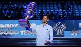 Novak Djokovic sostiene el trofeo de campeón en el Tel Aviv Watergen Open.