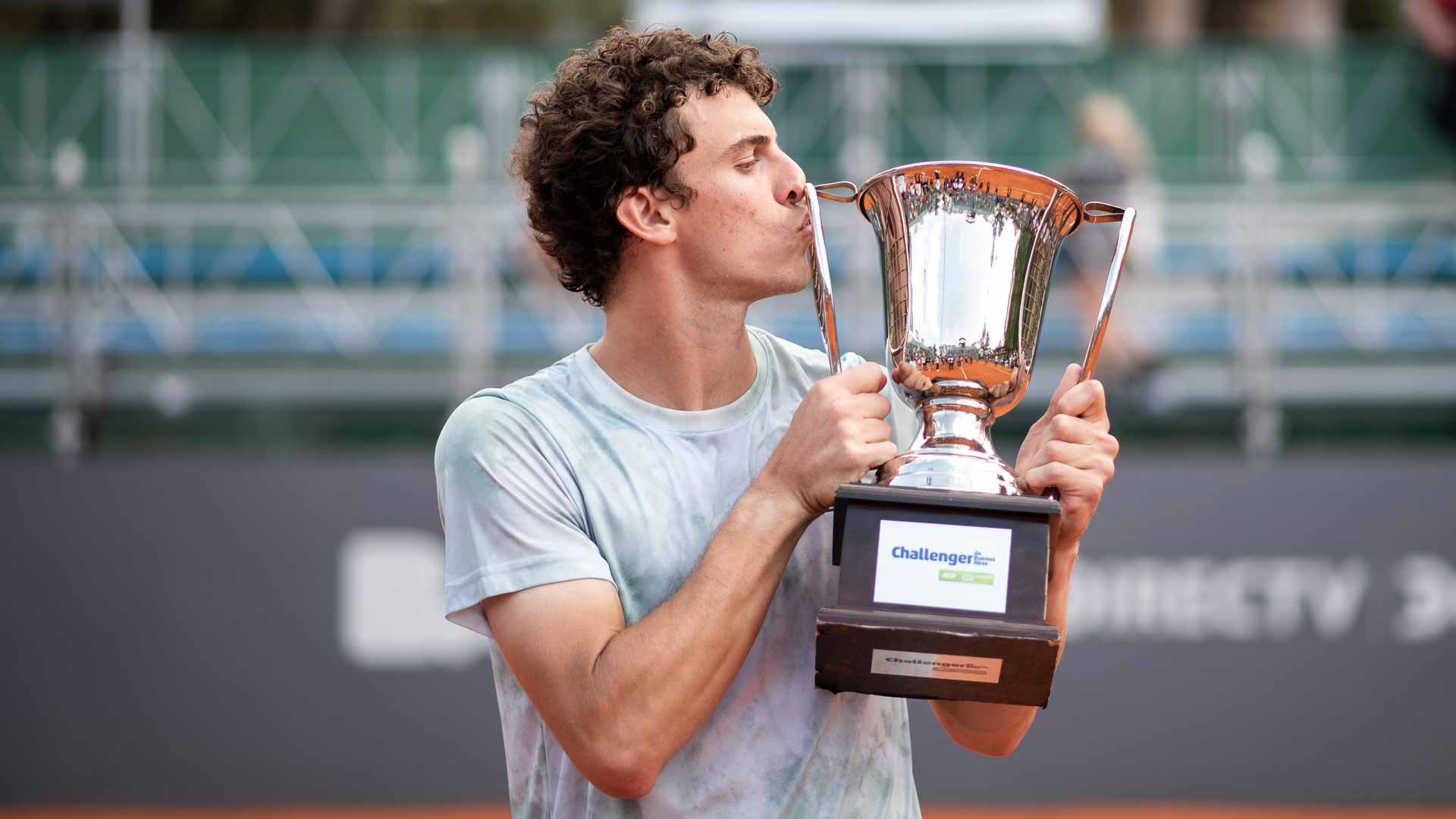 Juan Manuel Cerundolo celebrates his first Challenger title of 2022.