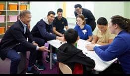 Novak Djokovic y Carlos Alcaraz hablan con niños en 'Asyl Miras', un centro de autismo en Kazajistán.