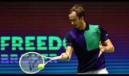 Daniil Medvedev enfrenta a Novak Djokovic en las semifinales del Astana Open.