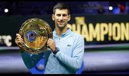 Novak Djokovic sostiene el trofeo de campeón del Astana Open.