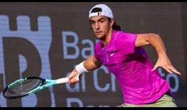 Lorenzo Musetti in action against Matteo Berrettini on Sunday at the Tennis Napoli Cup.
