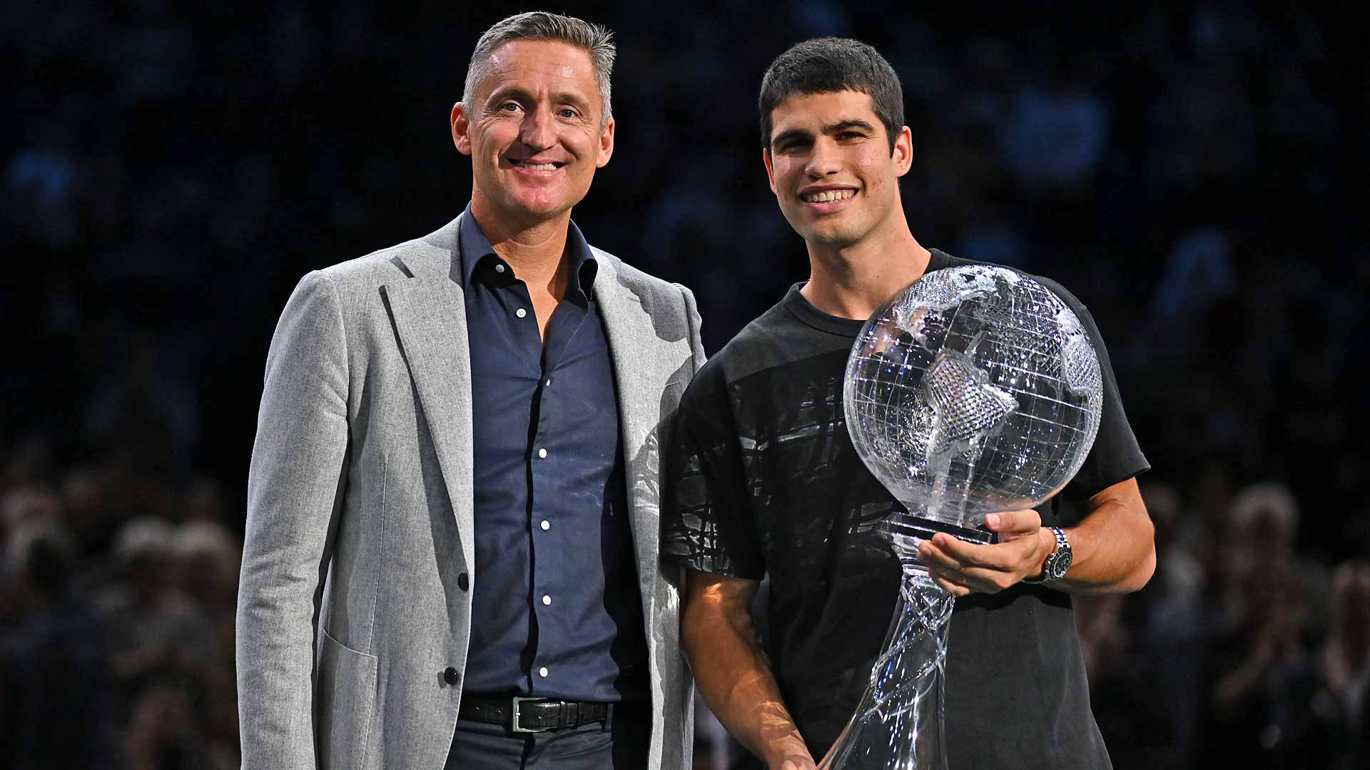 El presidente de la ATP, Andrea Gaudenzi, entrega a Carlos Alcaraz el trofeo ATP de No. 1 presentado por Pepperstone.