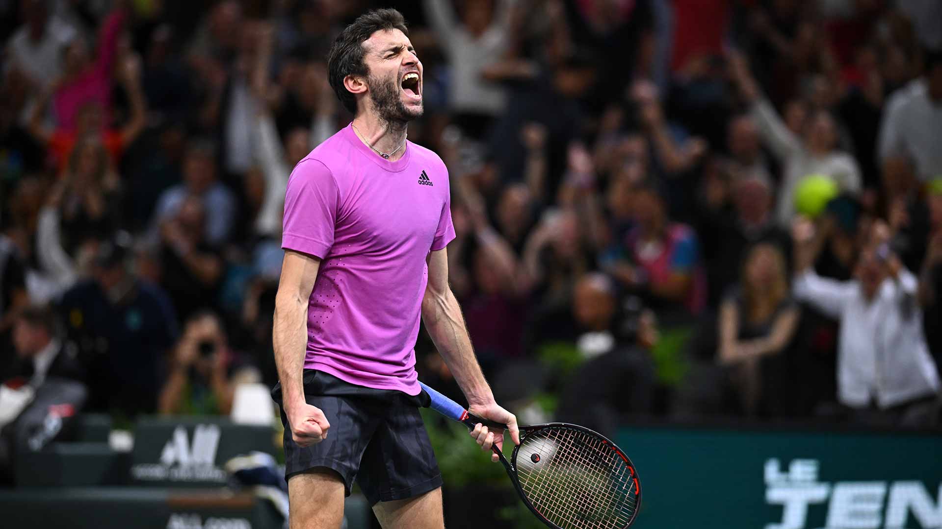 <a href='https://www.atptour.com/en/players/gilles-simon/sd32/overview'>Gilles Simon</a> brings French fans to their feet with his upset win over <a href='https://www.atptour.com/en/players/taylor-fritz/fb98/overview'>Taylor Fritz</a>.