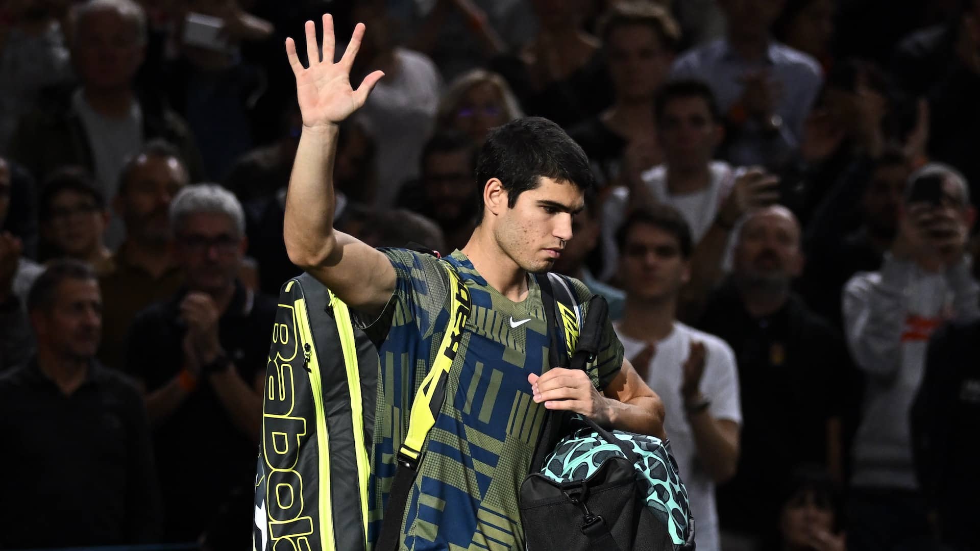 Carlos Alcaraz se retiró de su partido de cuartos de final ante Holger Rune en París.