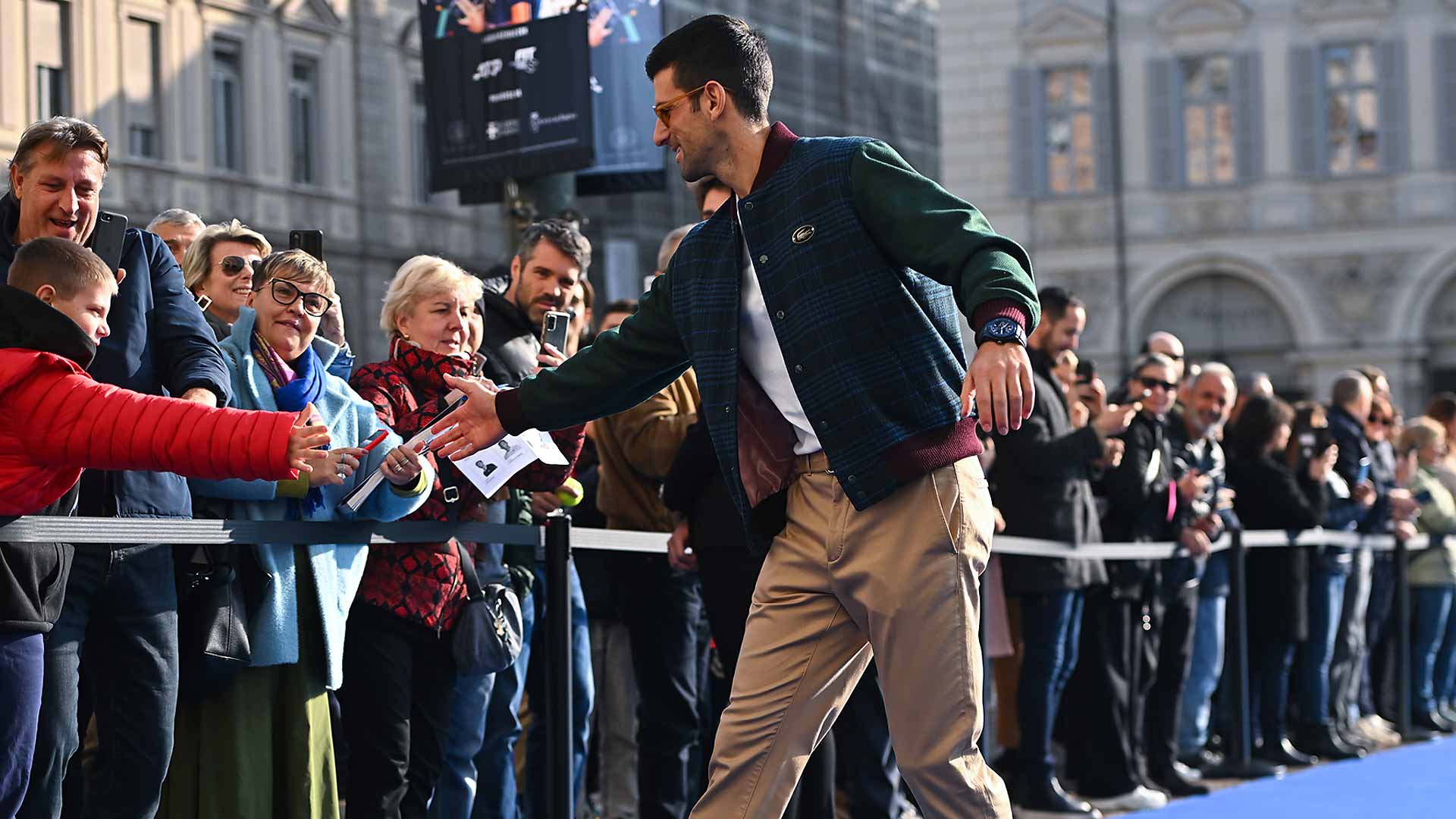Novak Djokovic saluda a los aficionados este viernes en la Piazza San Carlo de Turín.