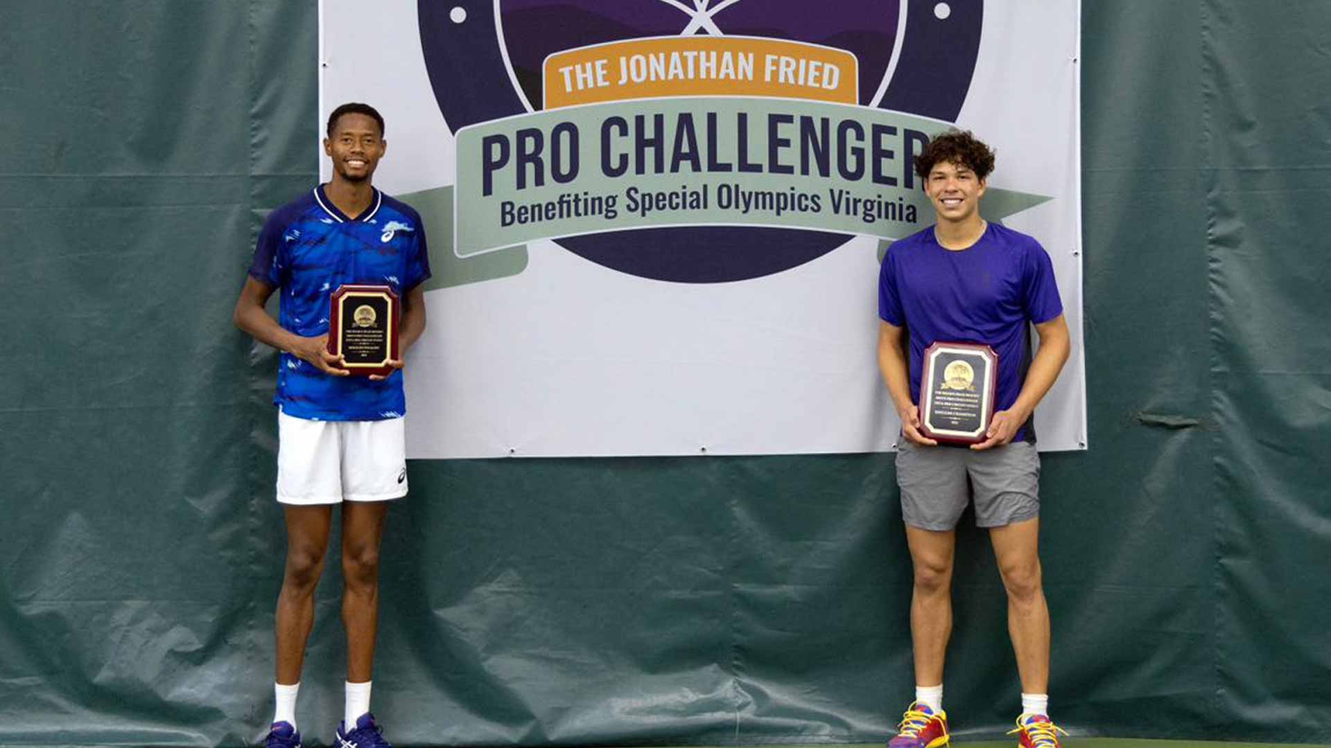 <a href='https://www.atptour.com/en/players/christopher-eubanks/e865/overview'>Christopher Eubanks</a> (left) and <a href='https://www.atptour.com/en/players/ben-shelton/s0s1/overview'>Ben Shelton</a> following the Charlottesville Challenger final.