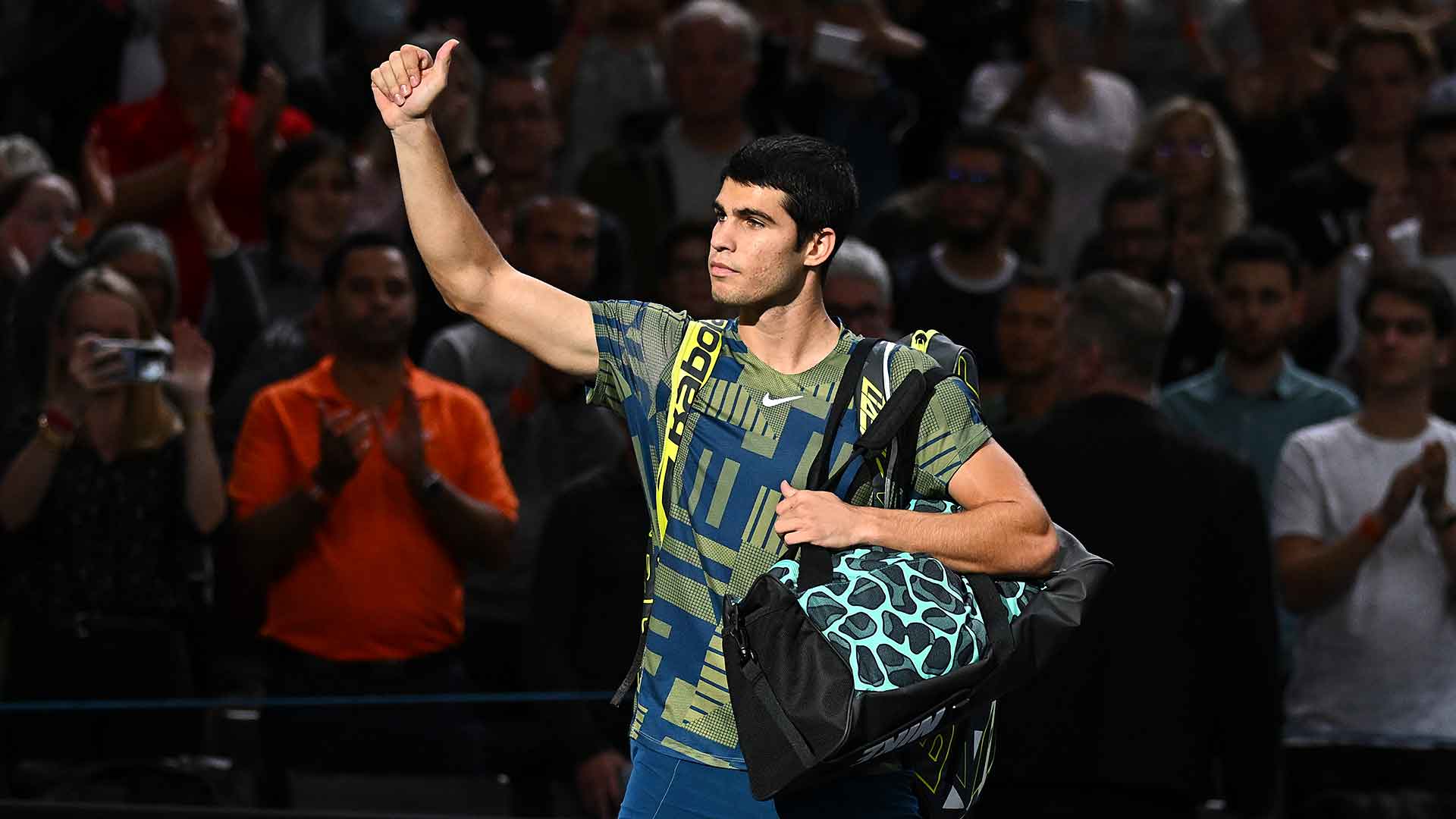 Carlos Alcaraz se despide del público del Rolex Paris Masters en su último partido de 2022.