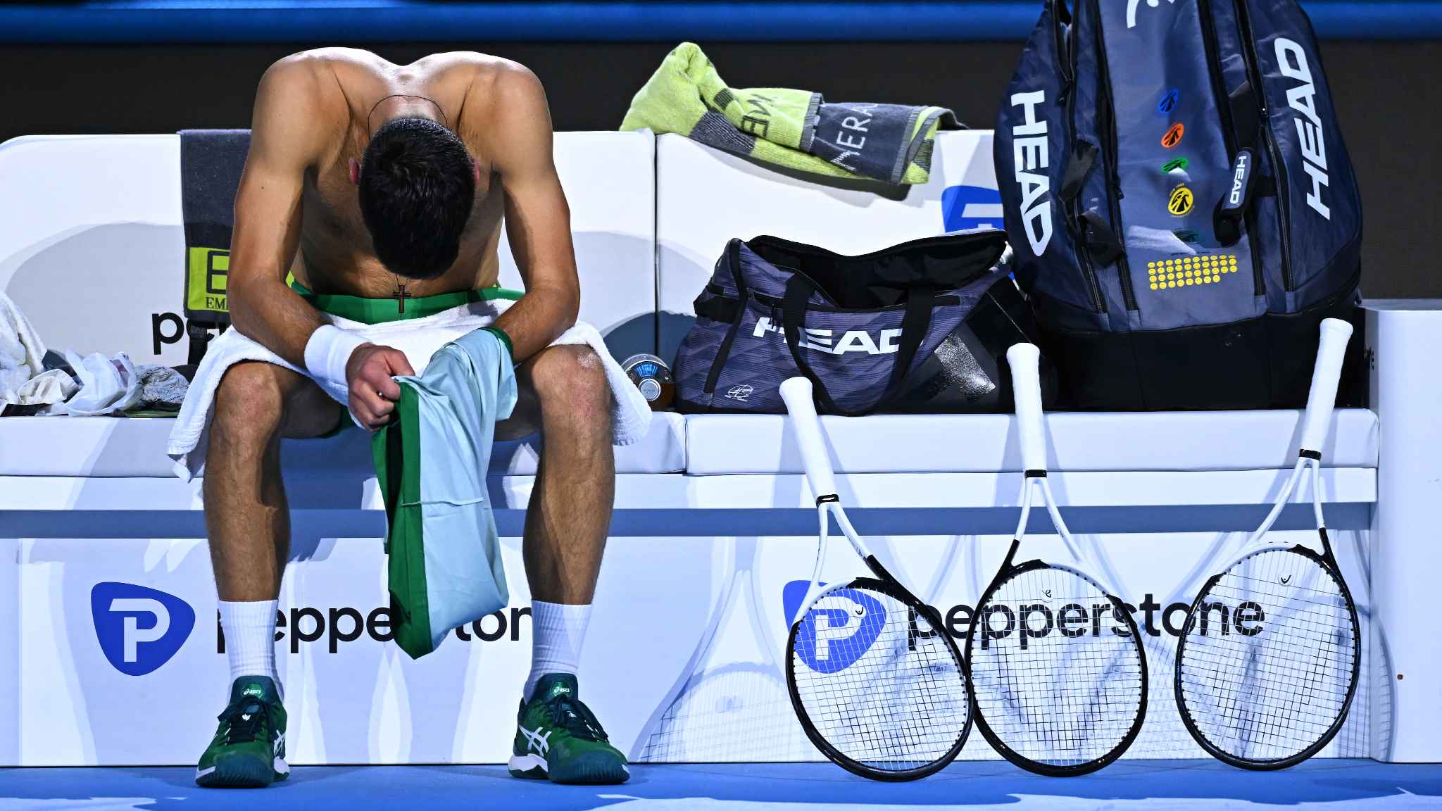 Novak Djokovic se recupera durante su partido maratónico contra Daniil Medvedev en Turín.