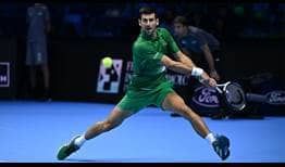 Novak Djokovic conecta un revés en las Nitto ATP Finals de Turín.