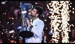 Novak Djokovic sostiene el trofeo Brad Drewett por sexta ocasión en su carrera.