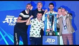 Novak Djokovic y su equipo celebran el sexto título del serbio en las Nitto ATP Finals.